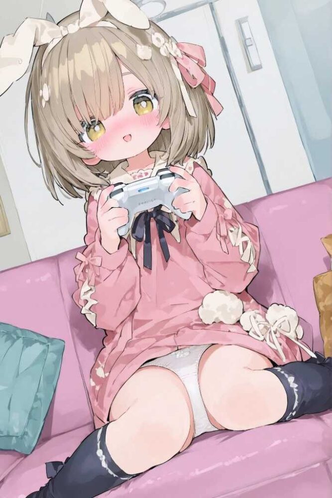 ゲームに熱中してパンツが見えちゃってる幼女